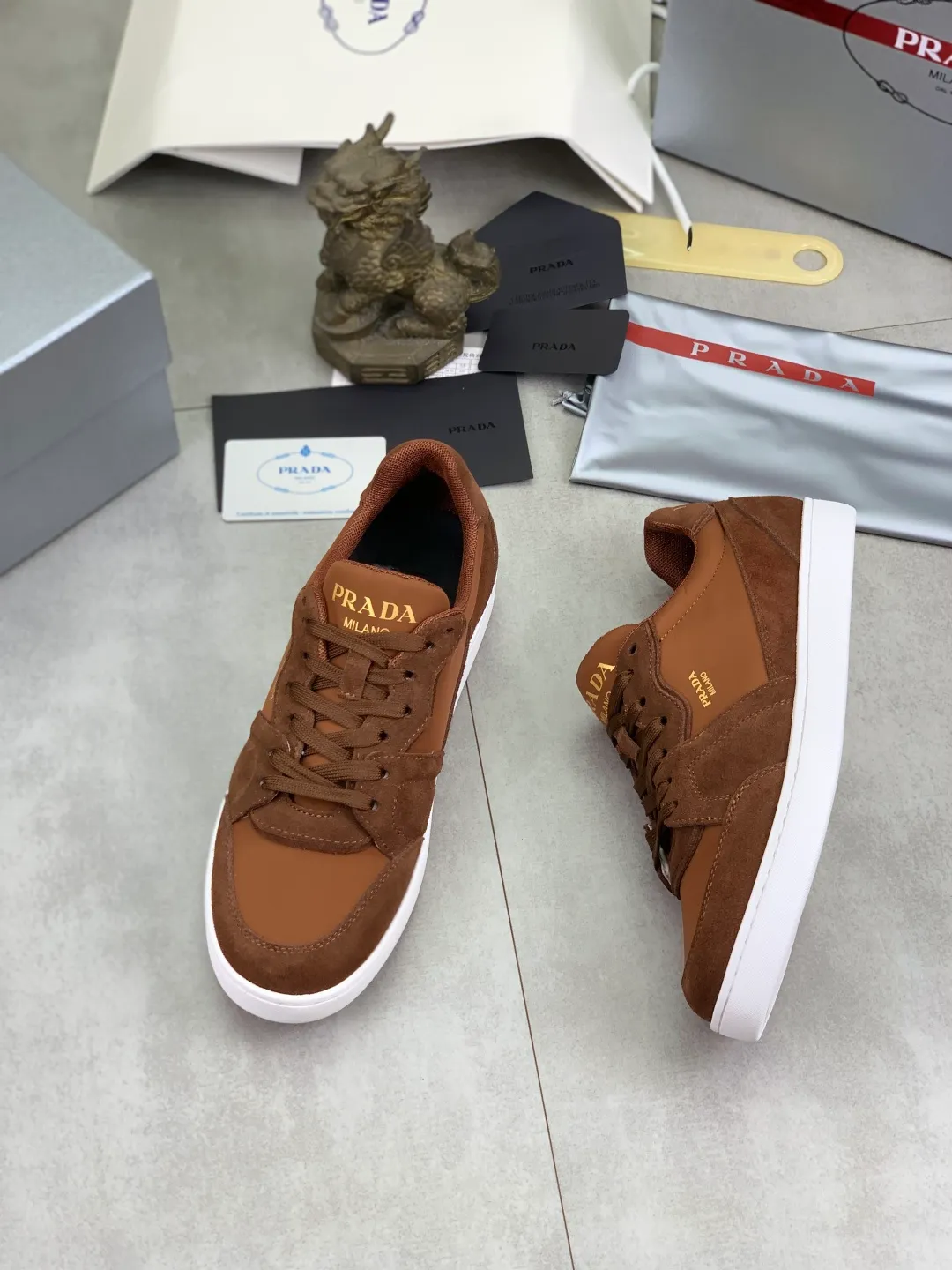 Men's shoes 💰P560💰[New model] The top version is available on the official website, 🆘 The trendy brand (Prada) mainly promotes the popular model, avant-garde and versatile fashionable men's shoes, private version mold opening, cowhide surface splicing 1:1.. Stylish and simple, original imported cowhide lining cowhide feet; the atmosphere and personality are more fashionable, eye-catching and pursuing class. It will subvert the old idea and be a must-have for fashionistas with you! Must keep it for yourself! Tall and comfortable, large and low, high-end quality workmanship. Official website’s new high-end outsole. Size: 38-45. Multiple colors available.